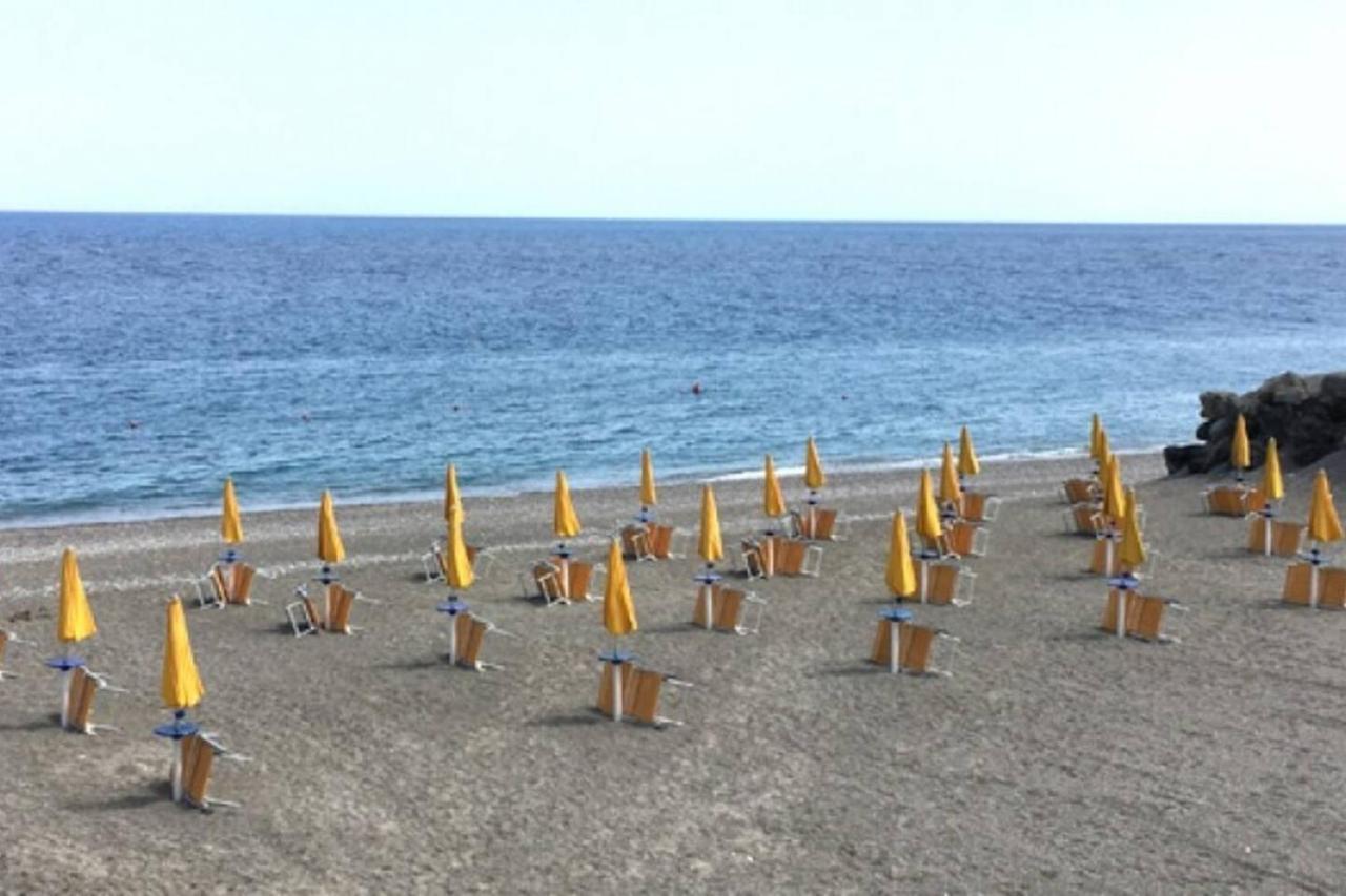 Casa Vacanze Thea Giardini Naxos Bagian luar foto